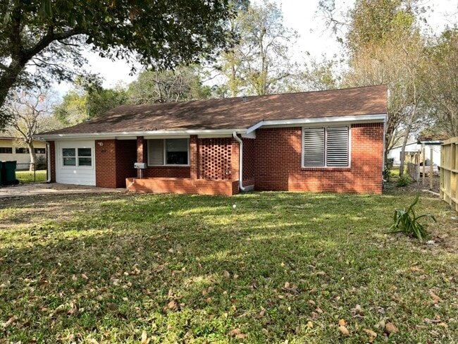 Building Photo - 2412 Cedar Dr
