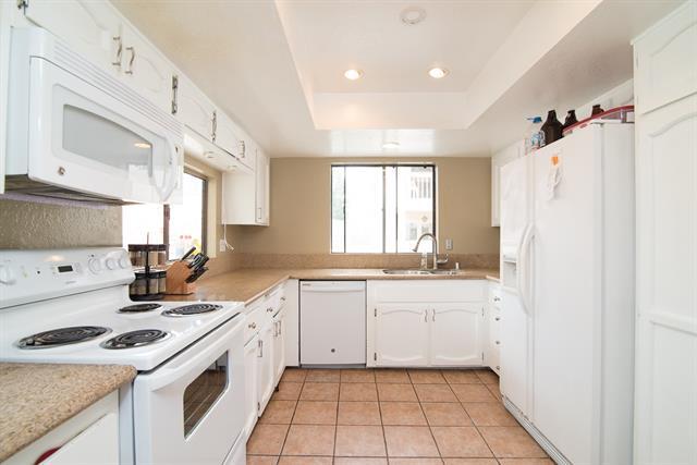 Large kitchen 11'x10' - 3950 La Jolla Village Dr
