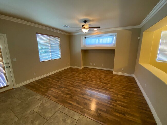 Foto del edificio - Beautiful 5 bed/3 bath home located in Hen...