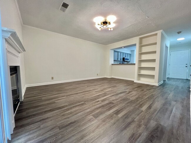 Building Photo - Renovated 2 Bedroom, 1.5 Bath Townhouse