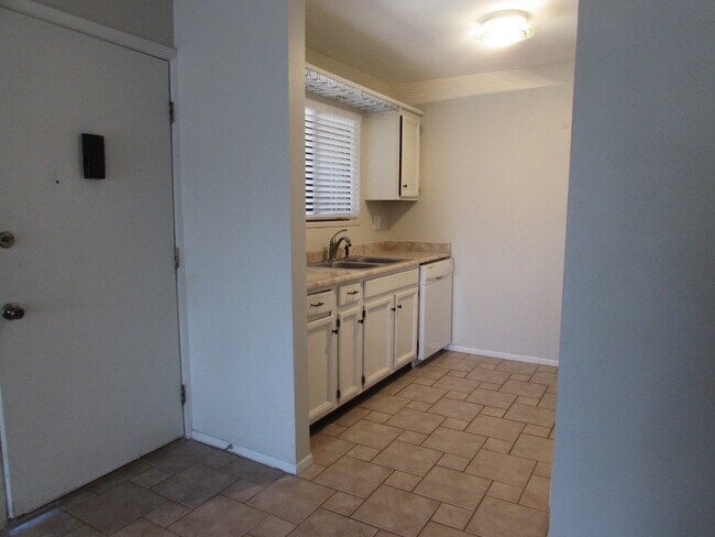 Foto del edificio - 3231 Lakeside Dr