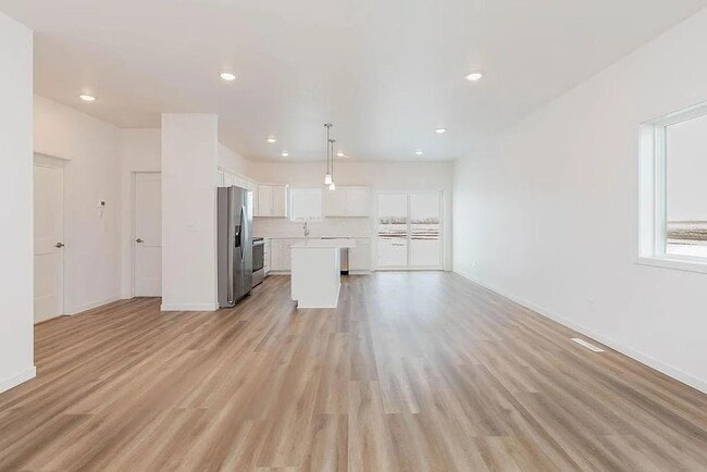 Building Photo - 1517 KEYSTONE CIR NE