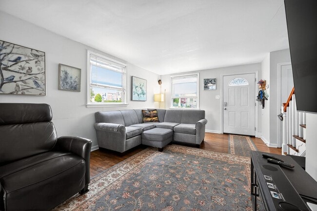Building Photo - 3 Bedroom, 1 Bath Smart Fully Furnished To...
