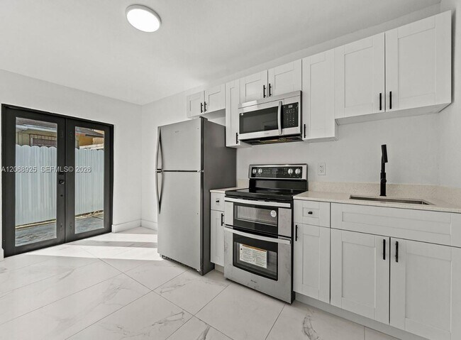 Foto del edificio - 921 NW 22nd Ct