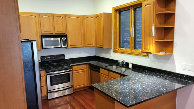 Kitchen - 1644-1 W Le Moyne St