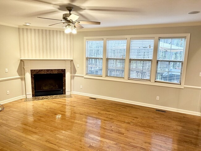 Building Photo - Stunning 4 Bed 3 Bath Home Located in the ...