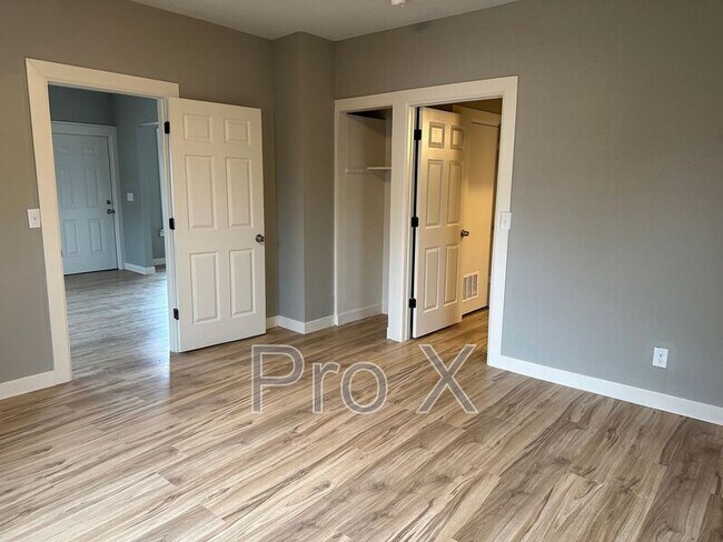 Foto del edificio - 125-127 S Connor Ave