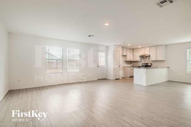 Foto del edificio - 10615 McClintock Dr