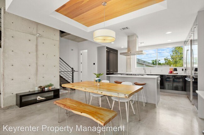 Building Photo - 3 br, 3.5 bath House - 2301 S. 5th St #30