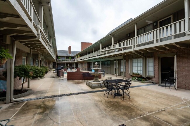 Foto del edificio - 1 Bed / 1 Bath Apartment in Midtown!