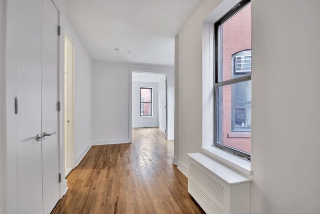 Foto del edificio - 358 W 45th St