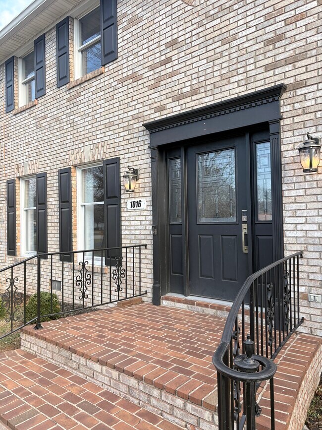 Foto del edificio - 1016 Lois Ln