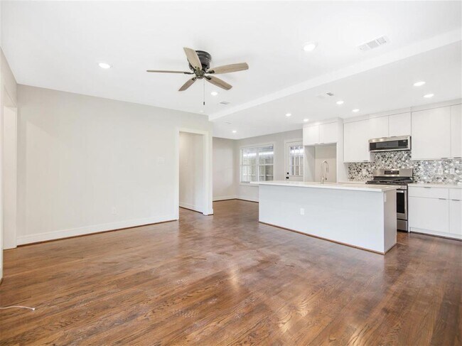 Building Photo - 4713 De Milo Dr