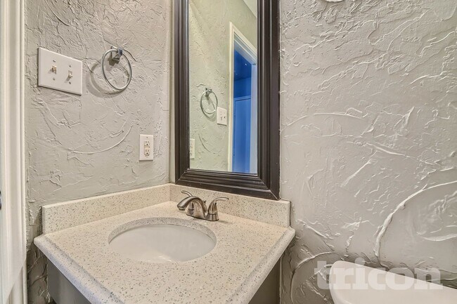 Foto del edificio - 220 Flatwood Dr