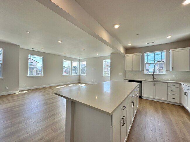 Building Photo - Brand New 5 Bedroom Home in Bull Mountain ...