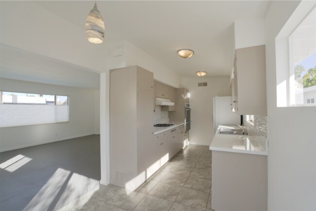 Building Photo - 975 E Camino Parocela