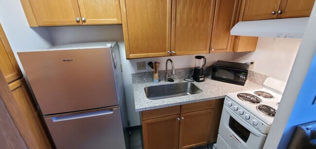 Foto del edificio - SALT LAKE - 12th FLOOR FULLY FURNISHED STUDIO - WINDOW AC, ASSIGNED COVERED PARKING. POOL. SECURE...