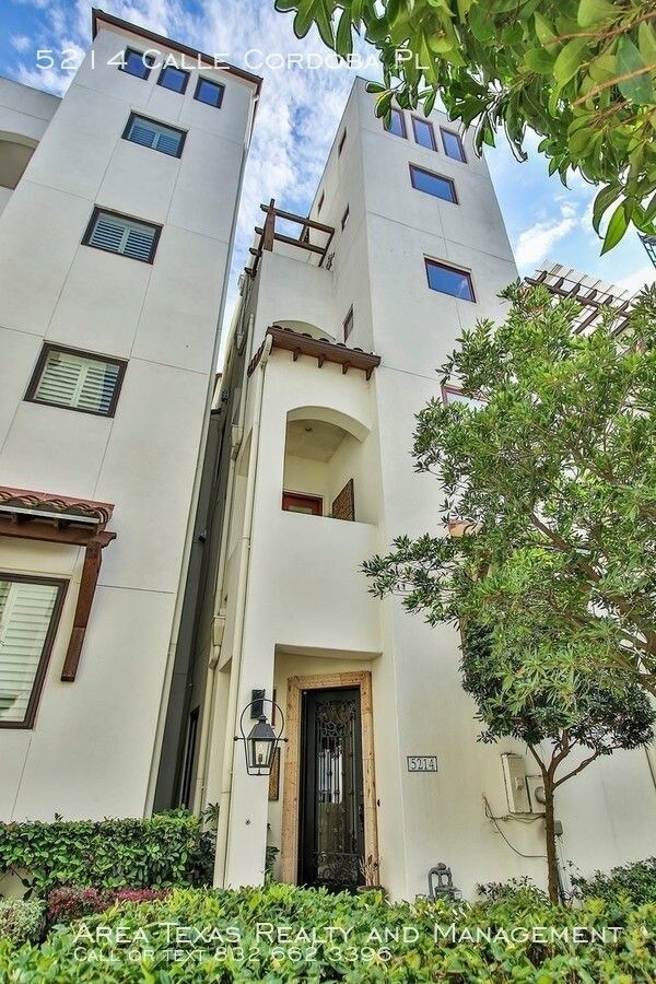 Building Photo - Three Bedroom Spanish Villa