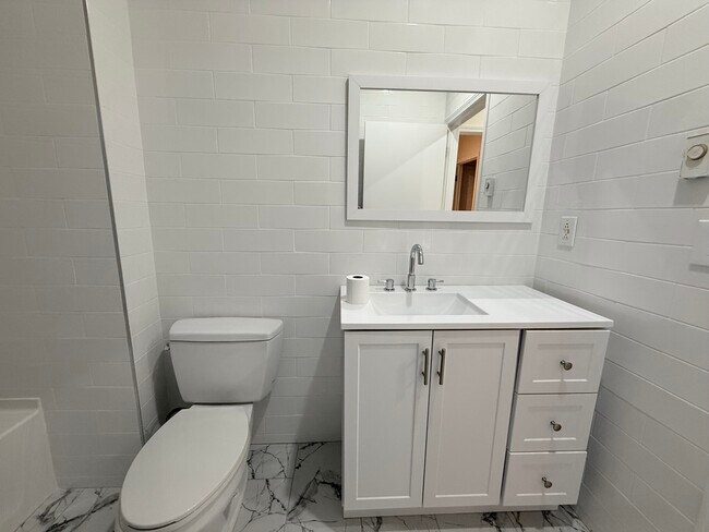 Building Photo - 452 Park Dr