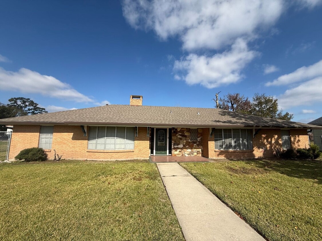 Primary Photo - 4 Bed 2.5 Bath House