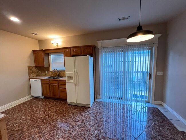 Building Photo - Lots of Space in this 3 or 4 Bedroom Townhouse!