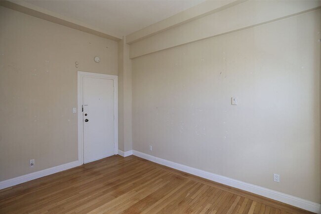 Foto del edificio - OPEN HOUSE: Tuesday (3/10) 5:30pm-6:00pm. Renovated studio in Central Richmond, H/W Floors, Share...
