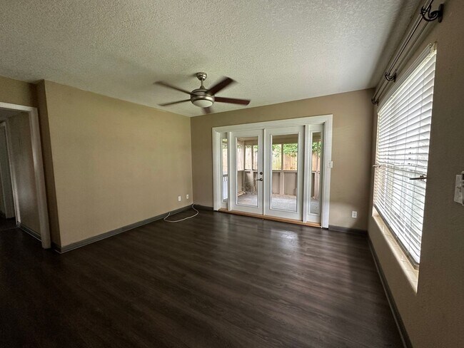 Building Photo - Cute Bungalow Style Home
