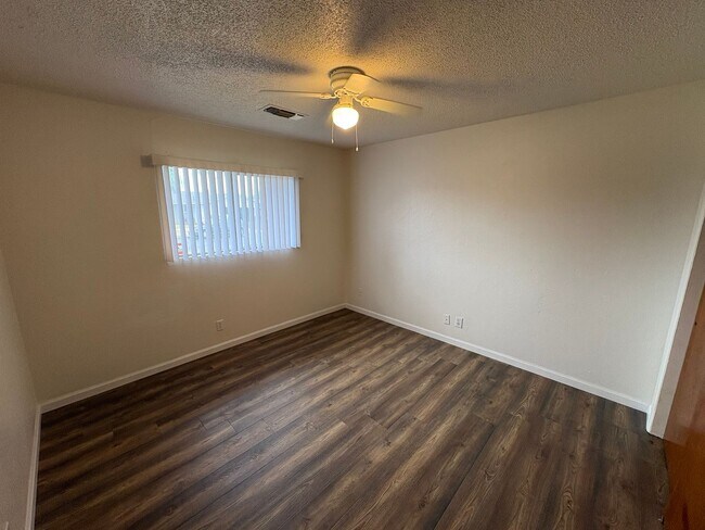 Foto del edificio - SW Dinuba Home Near Shopping Centers Available Now!