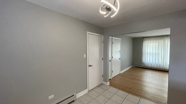 Foto del edificio - 6025 W Montrose Ave