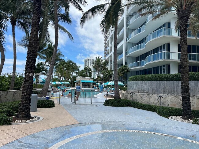 Foto del edificio - 6799 Collins Ave