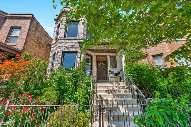 Foto del edificio - 2442 N California Ave