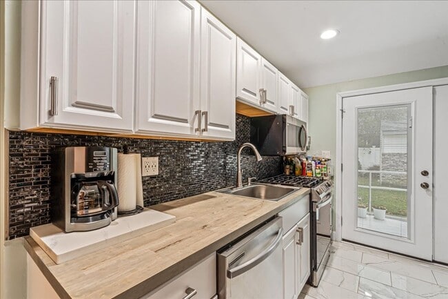 Building Photo - Fully Updated / Renovated  - Apartment