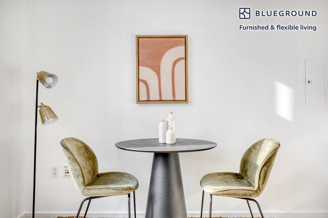 Foto del edificio - 18 W 48th St