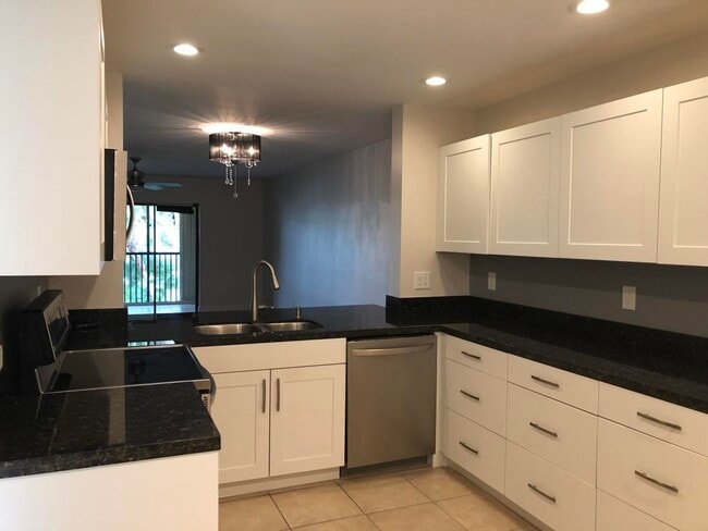 Building Photo - 100 Pelican Pointe Dr