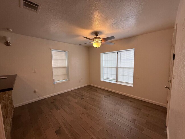 Foto del edificio - Updated 3BR w/ Hardwood Floors, Walk-In Shower & Stainless Steel Kitchen