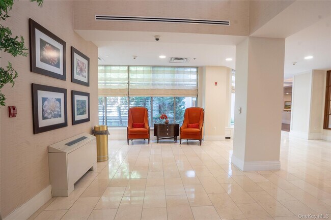 Building Photo - 300 E Overlook