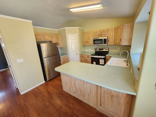 Building Photo - SHORT TERM LEASE! // Beautiful Clearfield ...