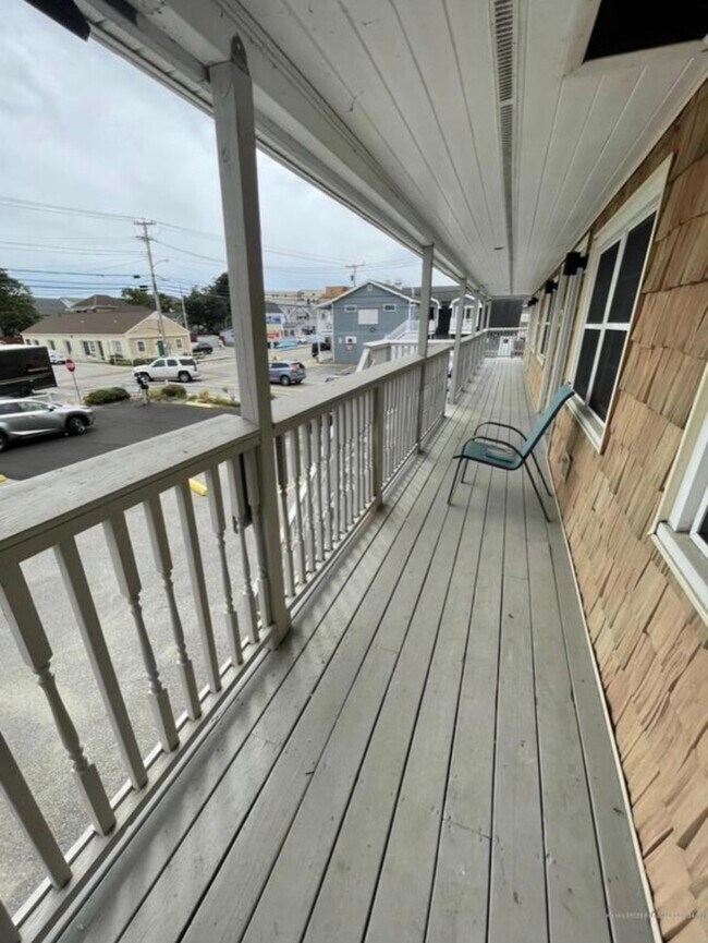 ¡Solo tienes que bajar las escaleras y estarás a 120 metros de la playa! - 78 E Grand Ave