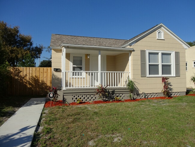 Foto del edificio - Three Bedrooms One Bathroom with Shaded Porch