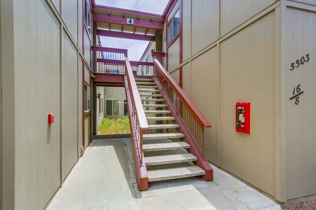 Foto del edificio - Spacious 3 Bedroom Condo Available for Move In May 1st