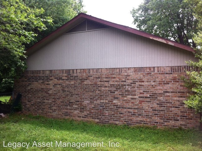 Building Photo - 2413 E Magnolia Dr