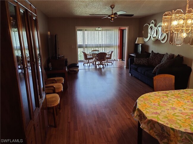 Foto del edificio - 6110 Whiskey Creek Dr