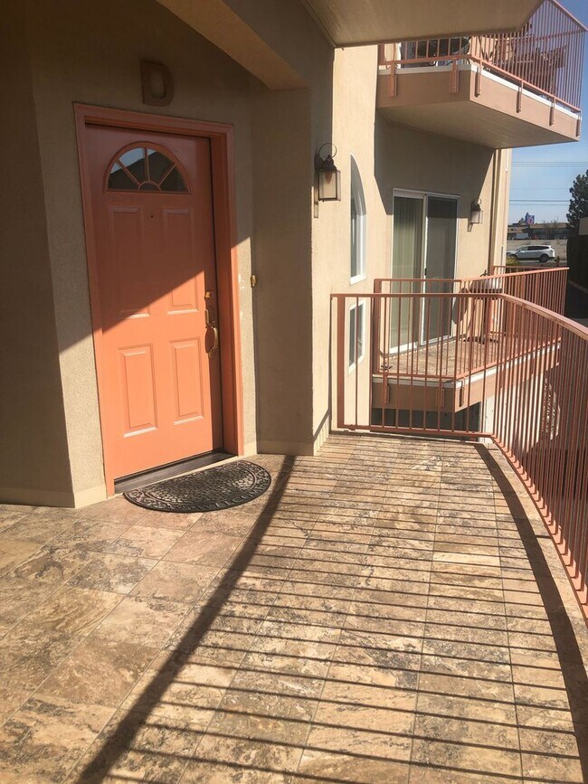 Foto del edificio - Fully Furnished Lakefront Condo!! 6 Month Lease Available!