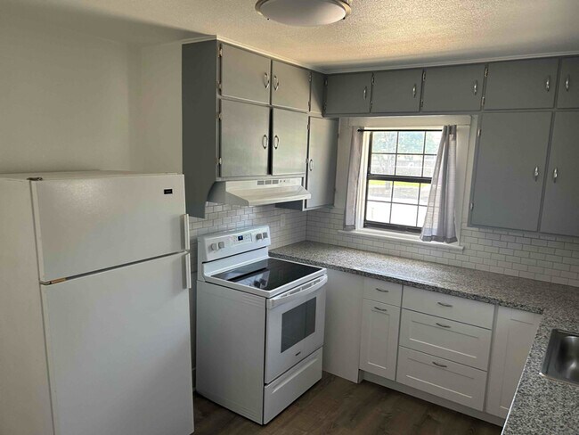 Building Photo - 508 13th St