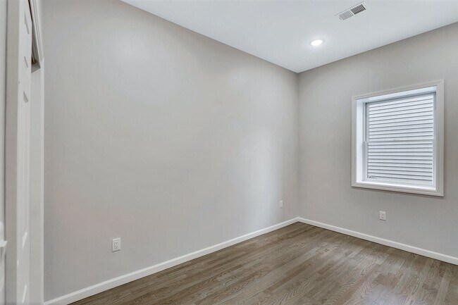 Foto del edificio - 241-243 Teaneck Rd