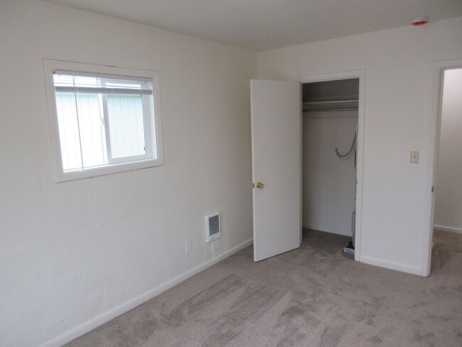 Foto del edificio - One Bedroom House, Water, Sewer and Garbag...