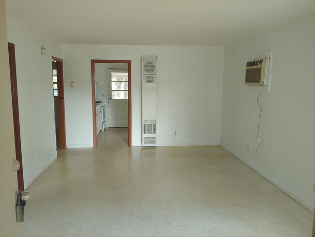 Foto del edificio - 2/1 Duplex Conveniently Located Just Off W...