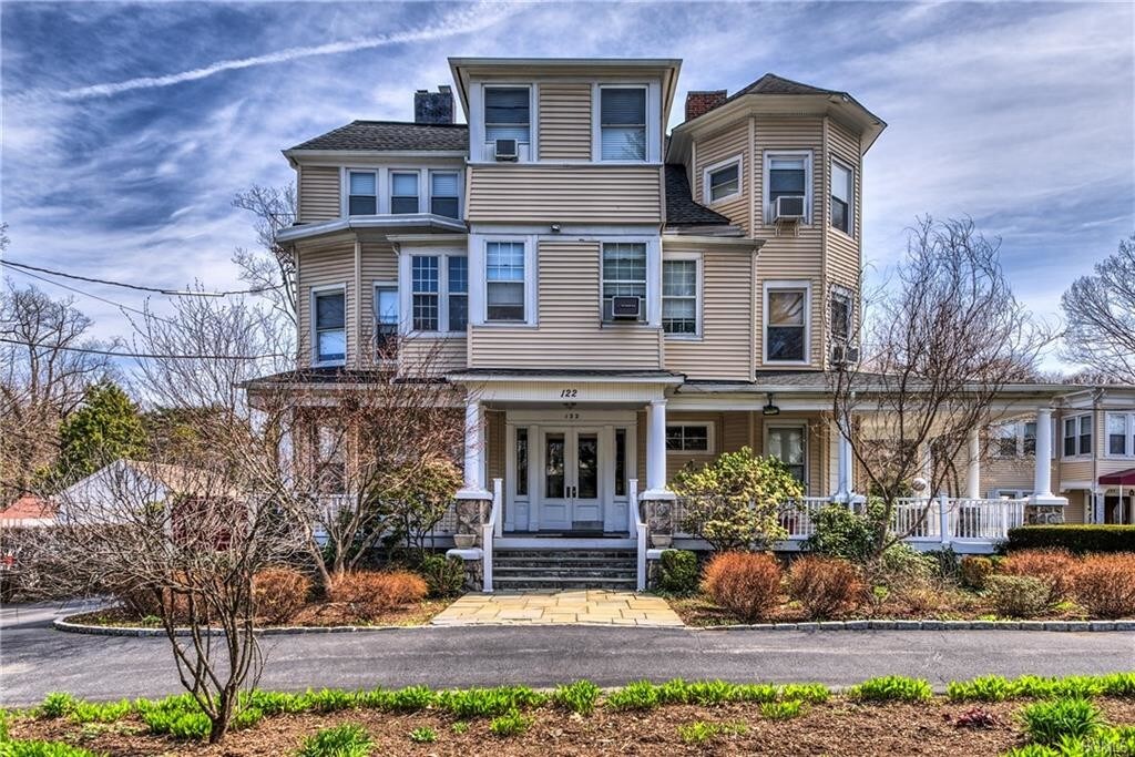 Pequeño edificio en condominio - 122 Pelhamdale Ave