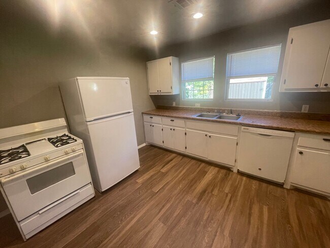 Foto del edificio - 3 bed, 1 bath , beautiful wood floors, fen...