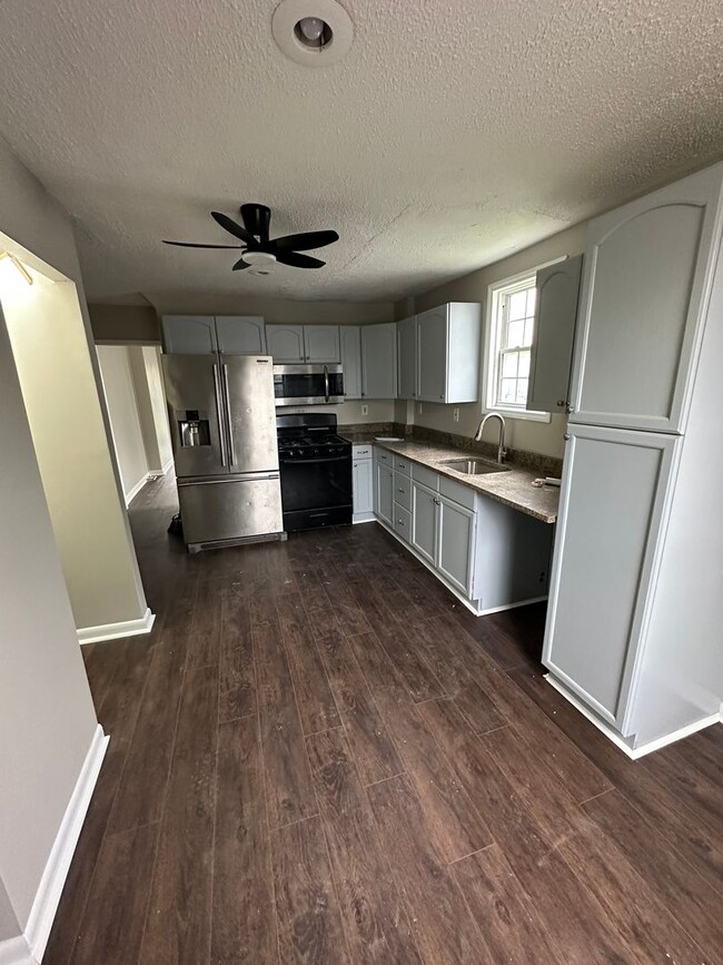 Building Photo - 3 Bed, 1 Bath Townhome
